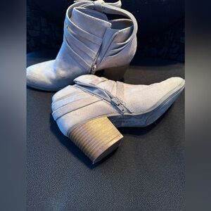 Women’s little hilled booties